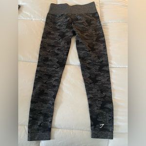 Gym shirt camo scrunch leggings size m